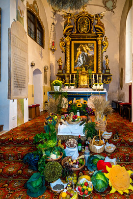 Thumbnail: _JA 24254 Erntedank in Hohenried, Erntedankaltar.jpg